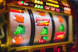 Pemain menikmati hiburan casino dan taruhan olahraga di Indonesia